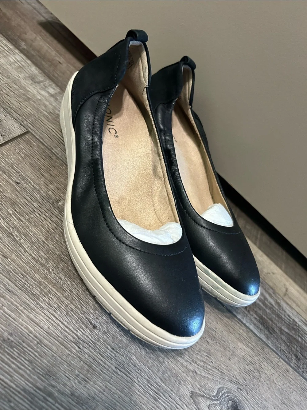 Vionic Jacey slip-on wedge shoes Black with White soles